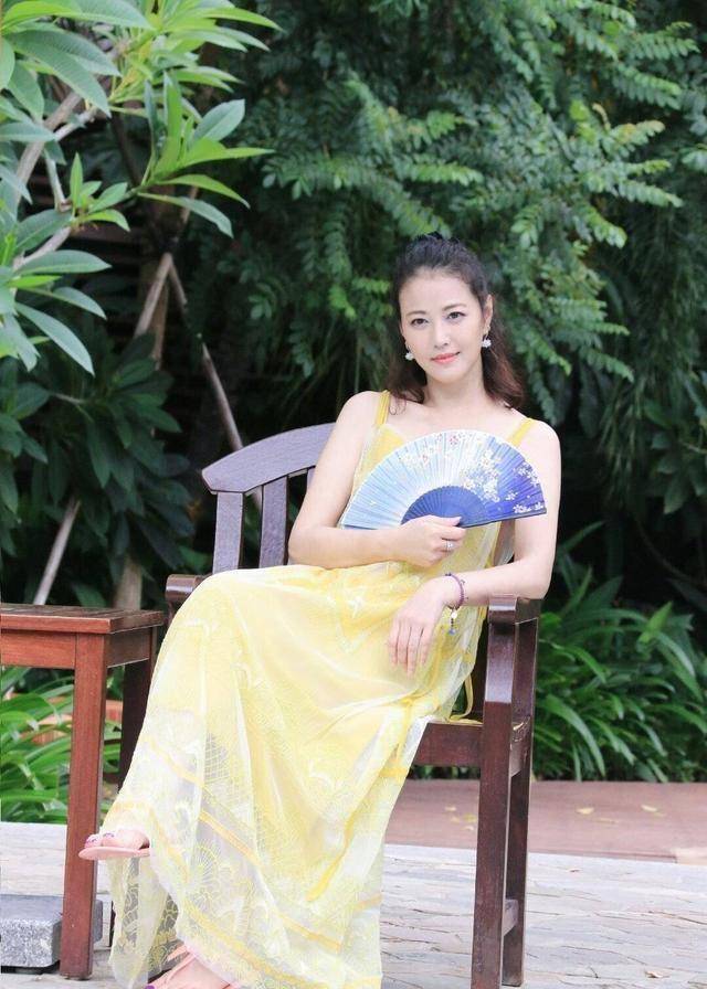 周海媚一点都不像年近半百,53岁打扮像18岁少女,美起来真不低调_感觉