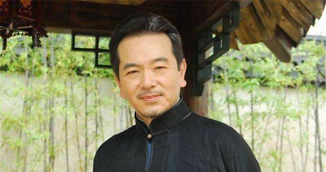 比如在《西虹市首富》中,张晨光饰演王多鱼二爷的"夫人"刚开始的时候
