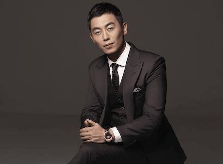 朱亚文准备录制跑男,现身机场无人接机?