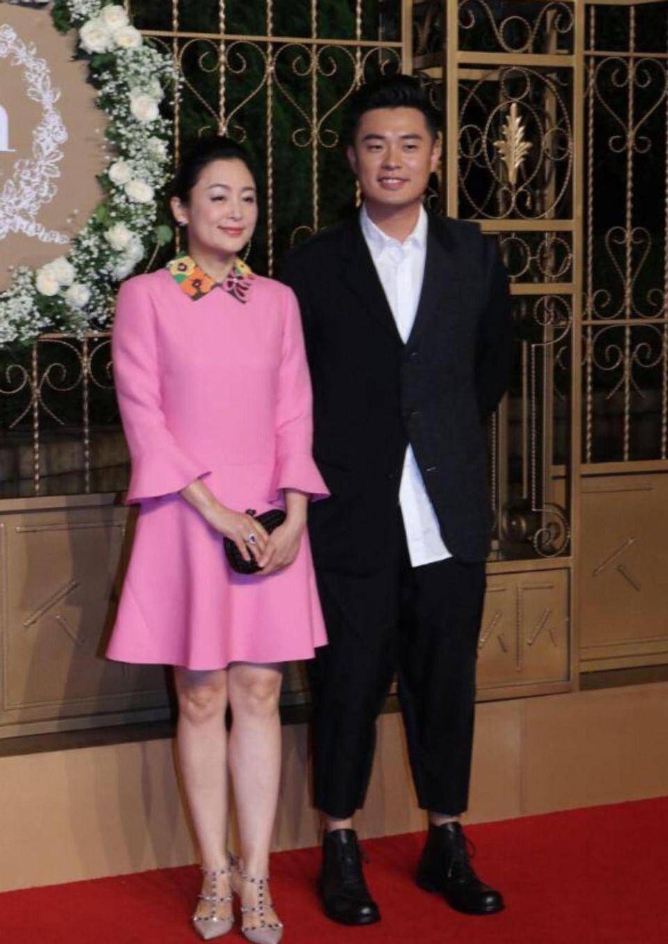 陈红和杨澜同框,一个女人故意装年轻又老气,另一个则穿着简洁年轻优雅