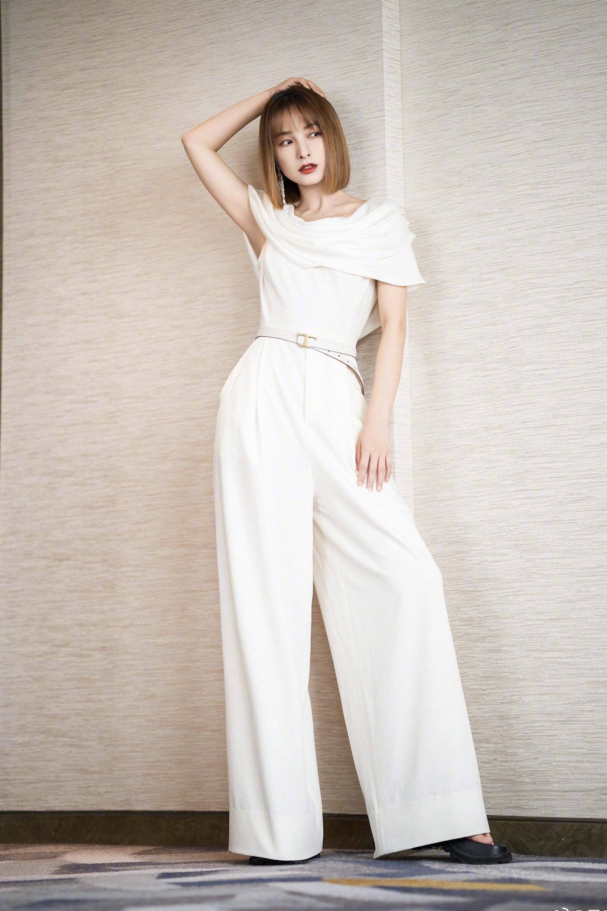 吴昕《elle》大片上线,简单不浮夸的造型,夏日清新气息扑面而来_时尚