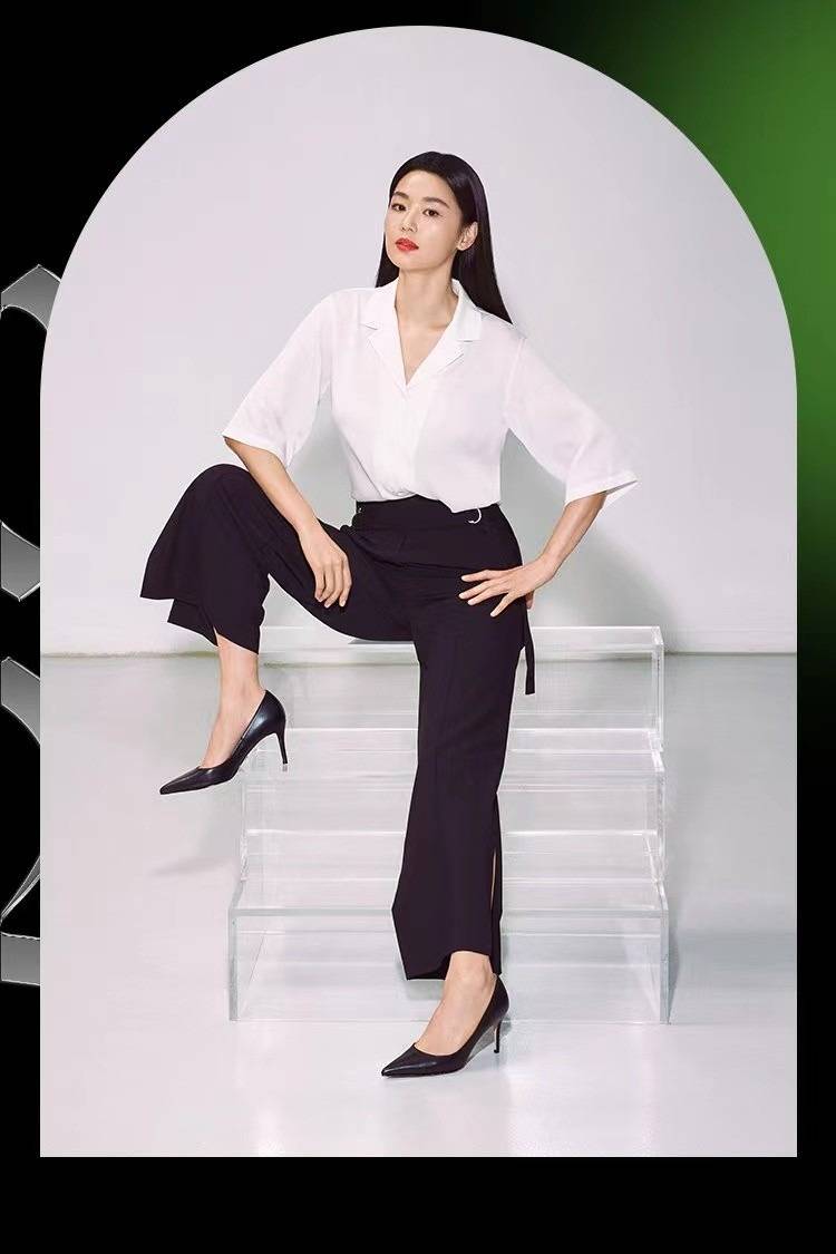 全智贤真是走路带风的女人,连衣裙配长外套,脚踩高跟鞋气场全开