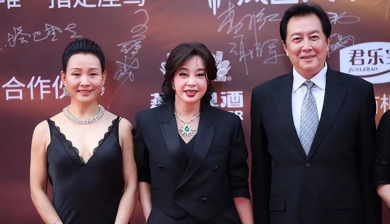 刘晓庆同框陈冲,她衰老明显,62岁陈冲美丽得当美如从前_黑色_西装