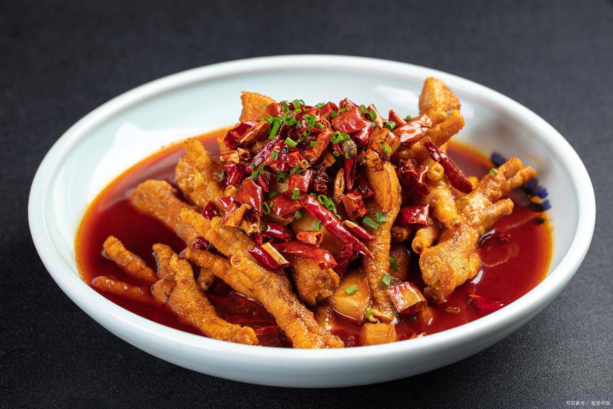鸡爪还可以作为主料与其他食材搭配,制作出各种美味的菜肴,如酱爆鸡爪