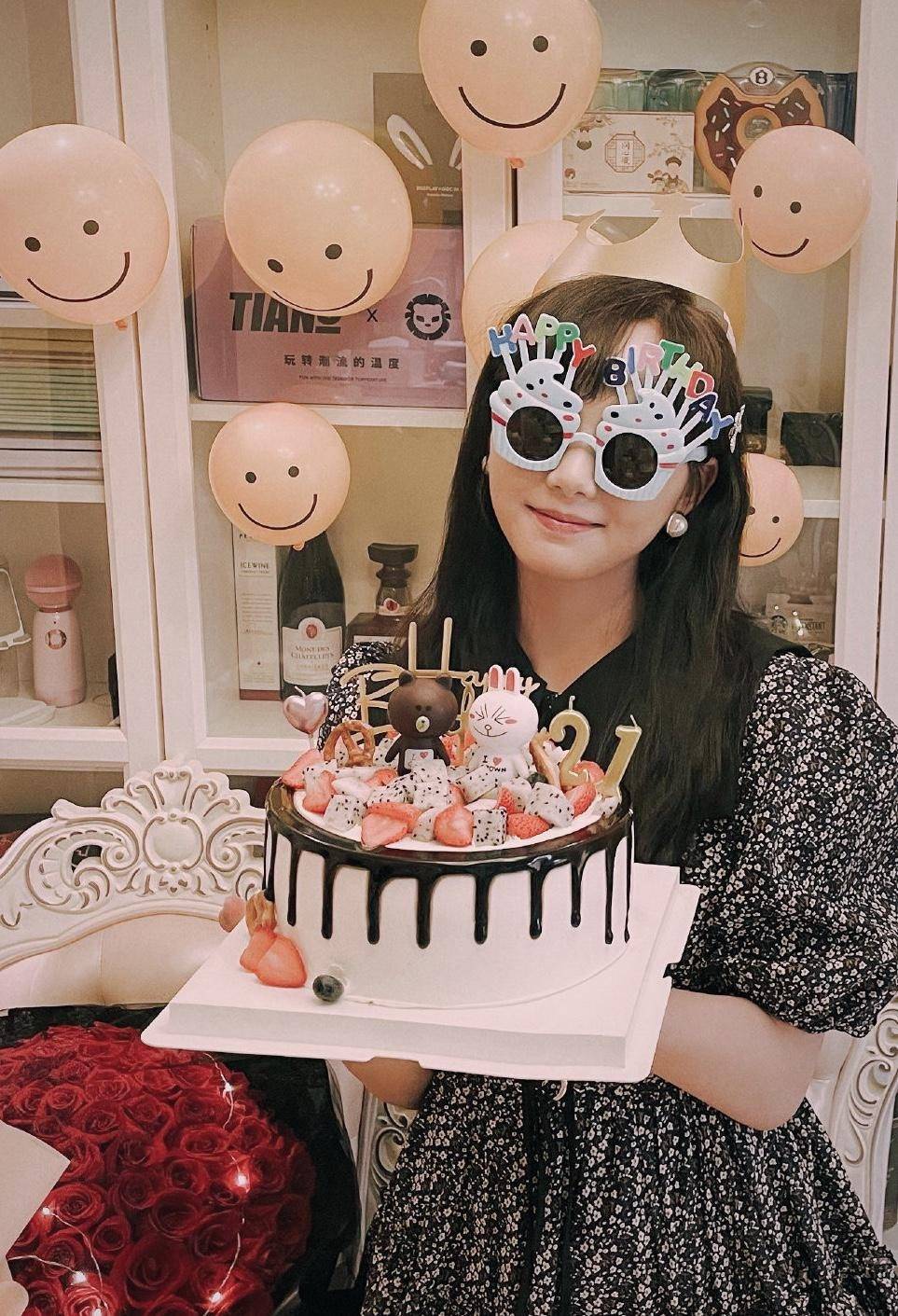 吕小雨生日发照,碎花连衣裙生日眼镜好有特色,是个小公主_白色_耳环