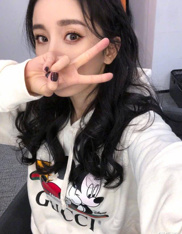 杨幂做过的美甲,墨绿枣红不算啥,看到最后一个,宛如换手!