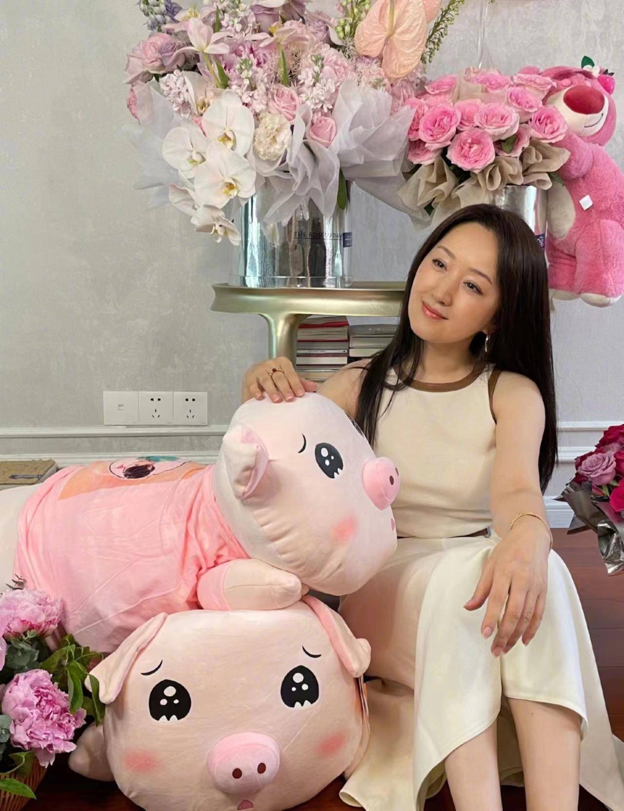 杨钰莹晒出52岁生日照片,身穿白色无袖连衣裙,清新淡雅,非常减龄!