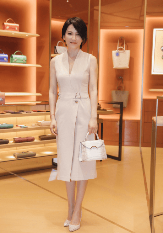 当我看到俞飞鸿的裙子时,我意识到:穿裙子不穿运动鞋,干净优雅又知性