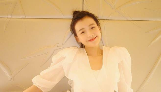 孙怡晒居家写真,"小娇妻意外撞衫倪妮,甜美感与高级感的碰撞_白色