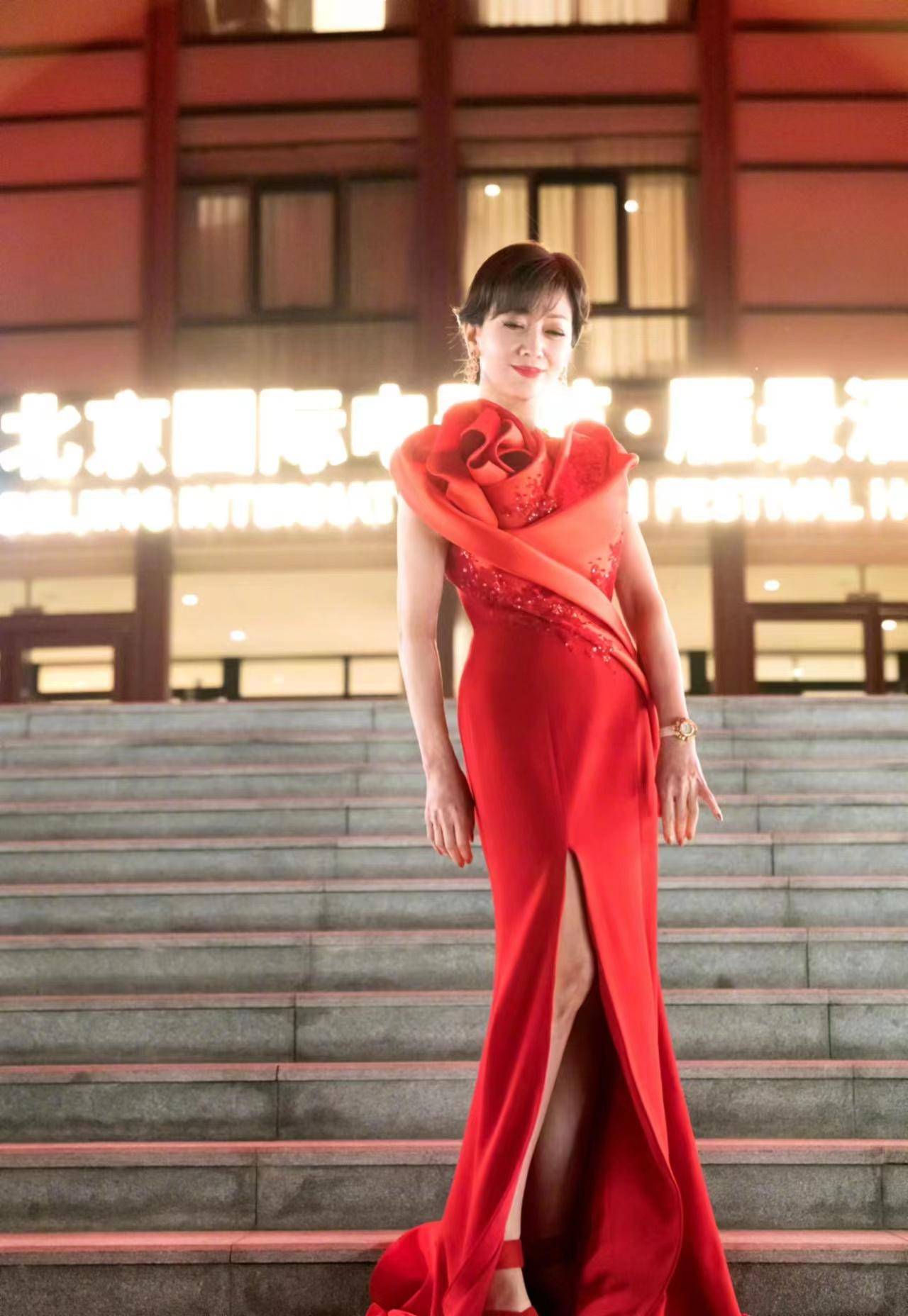 赵雅芝出席北京国际电影节,身穿红色大时尚连衣裙,温柔优雅!