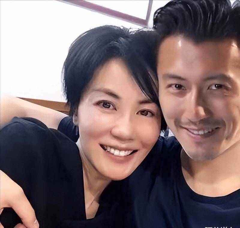 1997年,王菲以6000万天价签约百代唱片公司,第一时间在北京买了8套房