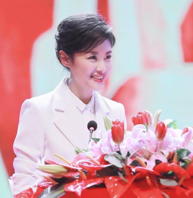 著名主持人周涛现身活动,丸子头搭配白色西服套装,看着不像51岁_女性