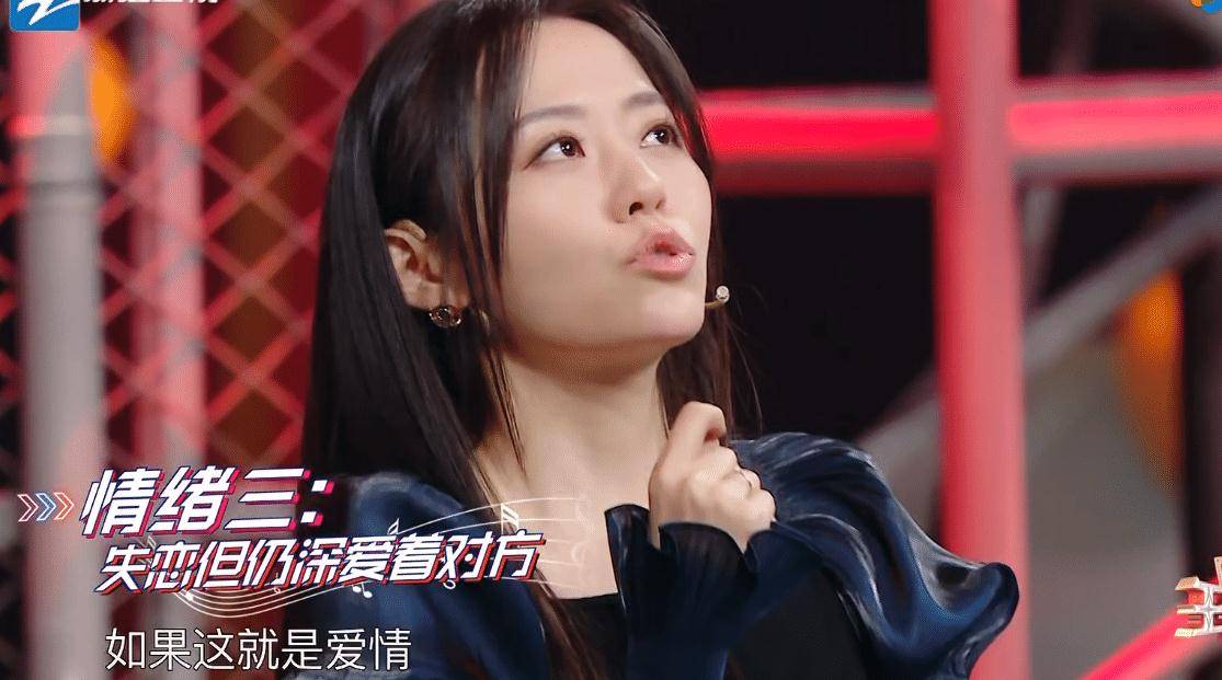 张靓颖久违上综艺,成为背景墙,实力歌手被剪成只会大笑的花瓶?