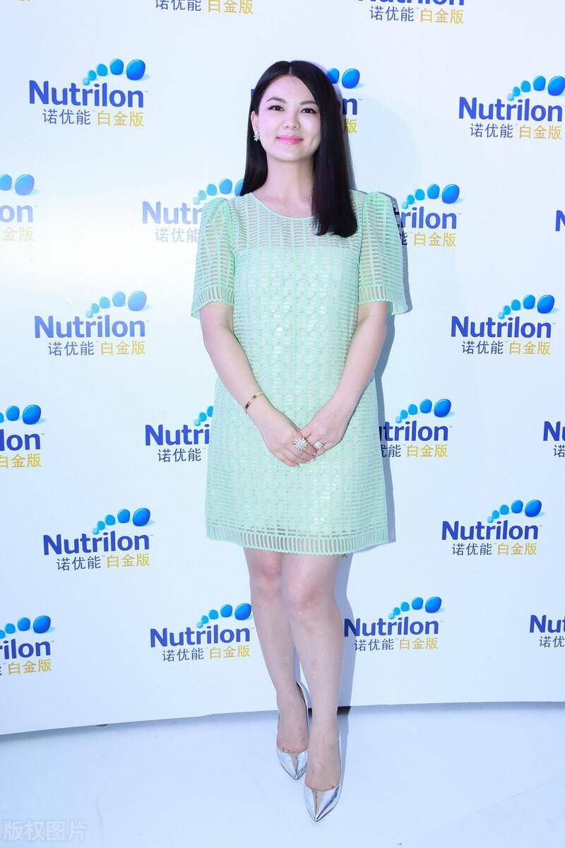 李湘的"肉感"身材真耐看,小黑裙配丝袜优雅贵气,比宁静还要美_时尚