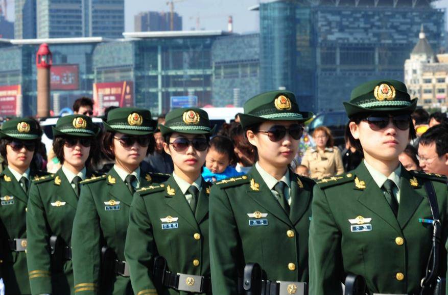 阅兵仪式上的女兵为何都穿丝袜?