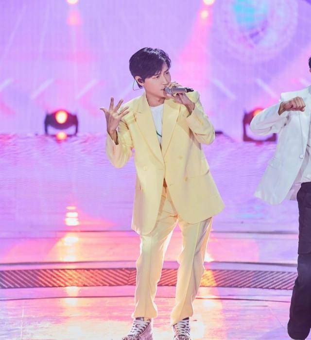 49岁陈志朋继减肥24斤后,又在舞台上大秀一字马_对比_网友_因为