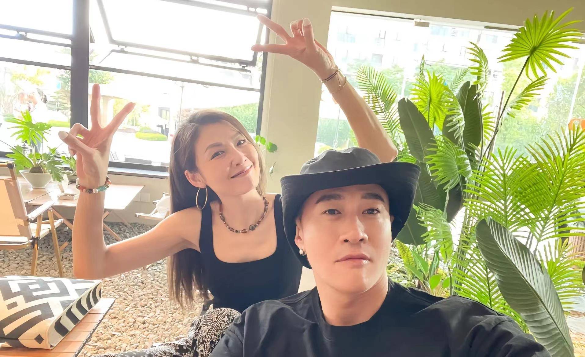 何润东给老婆开首饰店,面积不小,在自己健身房旁!