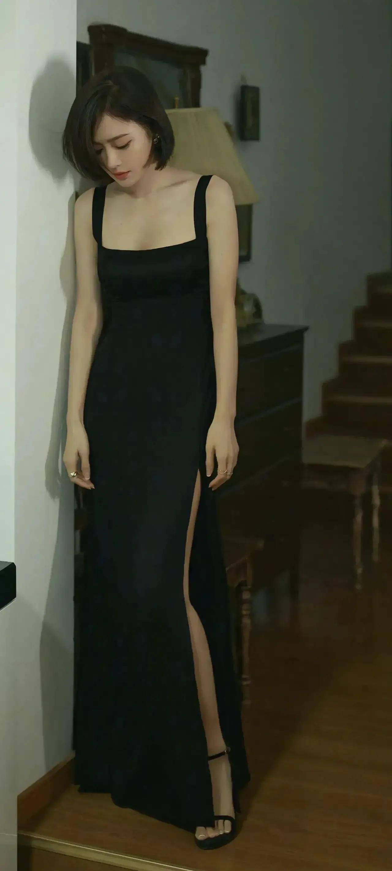 43岁秦岚穿吊带高时尚长裙拍写真,精致优雅,人到中年仍时尚动人_身材