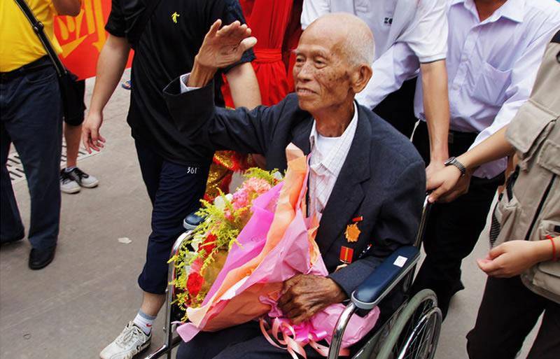 远征军老兵杨剑达:漂泊缅甸67年,90岁坐轮椅重回故土,乡音无改_中国驻