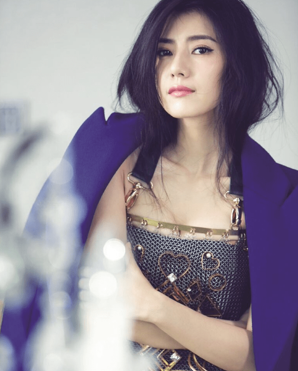 以前,高圆圆拍策划的时候经常摸肚子,让人怀疑我是不是怀二胎了.