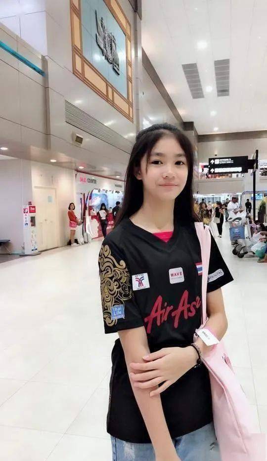 1997年首轮,她以14-21,21-10,21-9击败陈素玉.