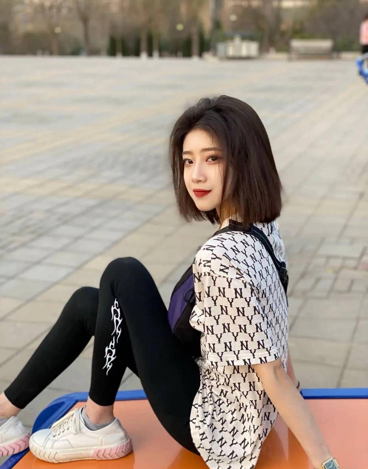 亭亭玉立,姿色天然的郑州籍新生代艺人赵安妮,人美心善的小仙女_身材