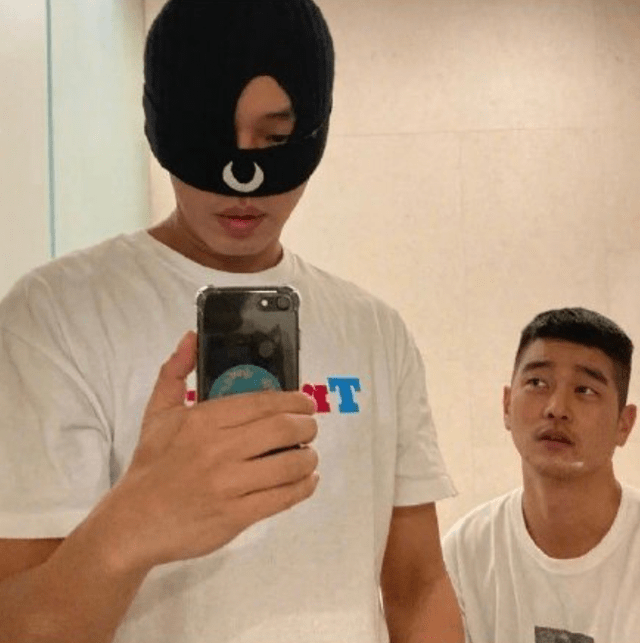 刘亚仁为绯闻男友庆生,毫不避讳晒照祝福,曾晒抚脸照片超亲密_影帝