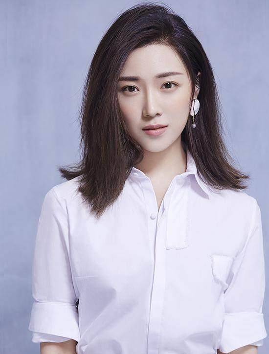 菅纫姿13年出道,第一个作品是担任谭晶《飘香》mv女主角.