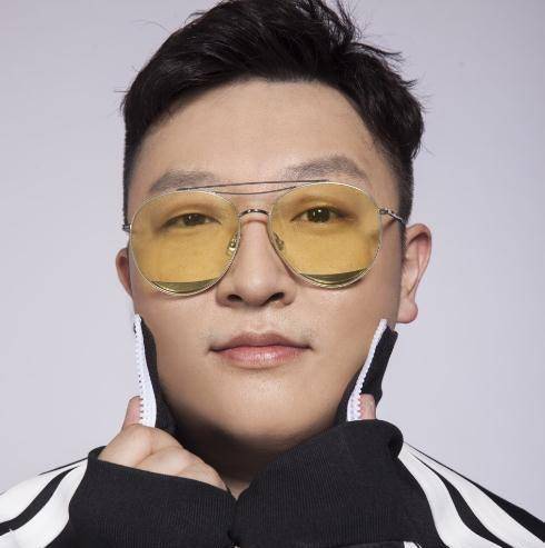 "鹤子克"的哥哥原是杜鹤来,曾在德云社酒店工作.