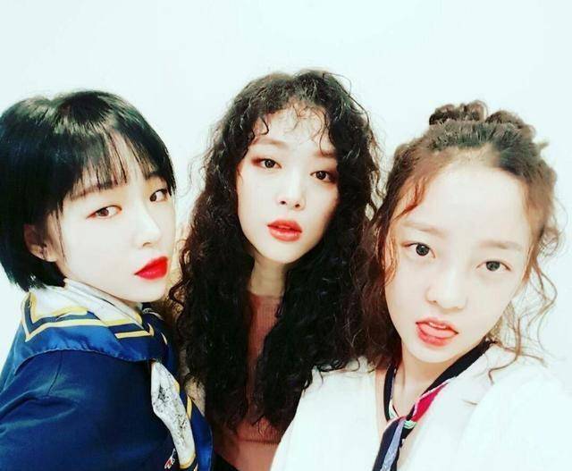 cosmo盛典:金希澈不理崔始源被封杀,与韩庚热拥,签名暴露心情_因为