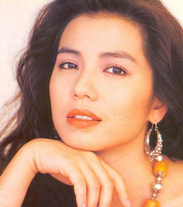 不过近年来钟楚红在娱乐圈的活跃度有所提升,不断晒出自己近照的同时