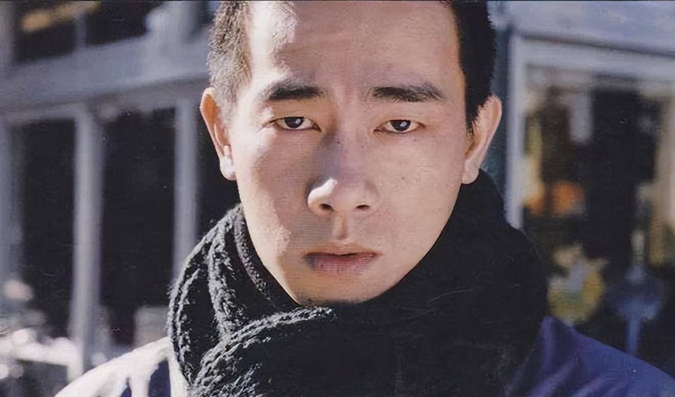 陈小春唱着《没那种命》,却在40多岁娶了女神,如今家庭幸福_朋友_女生