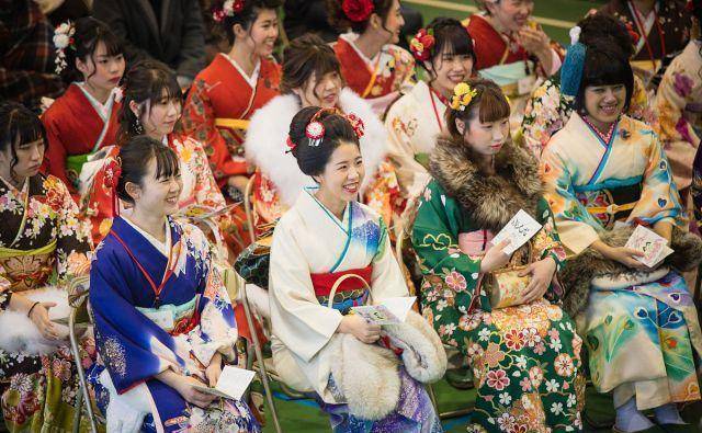 原创            同样20岁成人礼，日本年轻人庆祝场面温馨，韩国却情侣宾馆爆满！-日本人的成人礼是什么