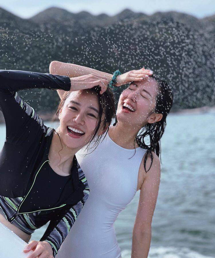 tvb双美海边戏水照靓出圈,唐诗咏罕见照被封"绝世好女友"_叶朗_网友