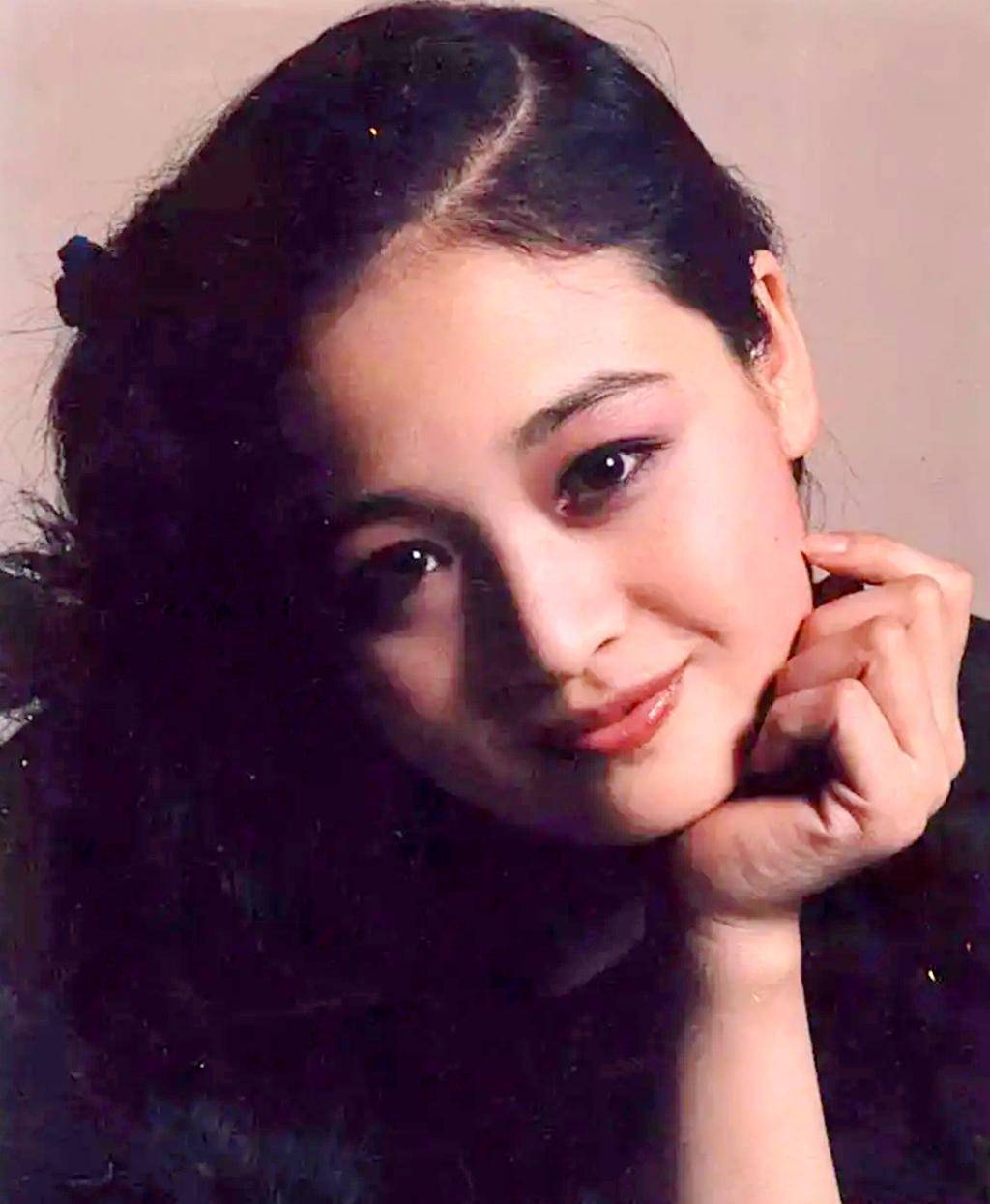 最美"袁紫衣"伍宇娟现身,中戏"五朵金花",如今57岁风采依旧_电影