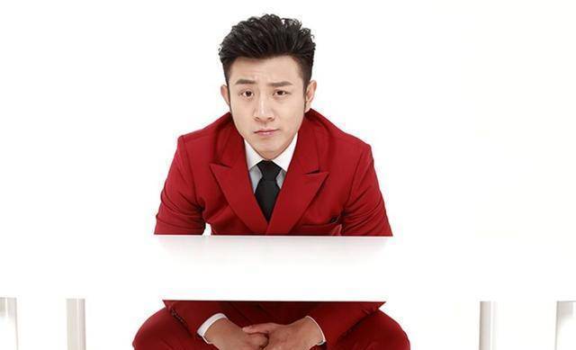 不仅如此,虽然高晓攀在相声门的师父是冯春岭,与郭德纲都是"同辈艺人"