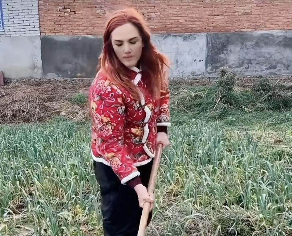 粉丝百万的俄罗斯美女网红，竟然是个中国“抠脚大汉”？