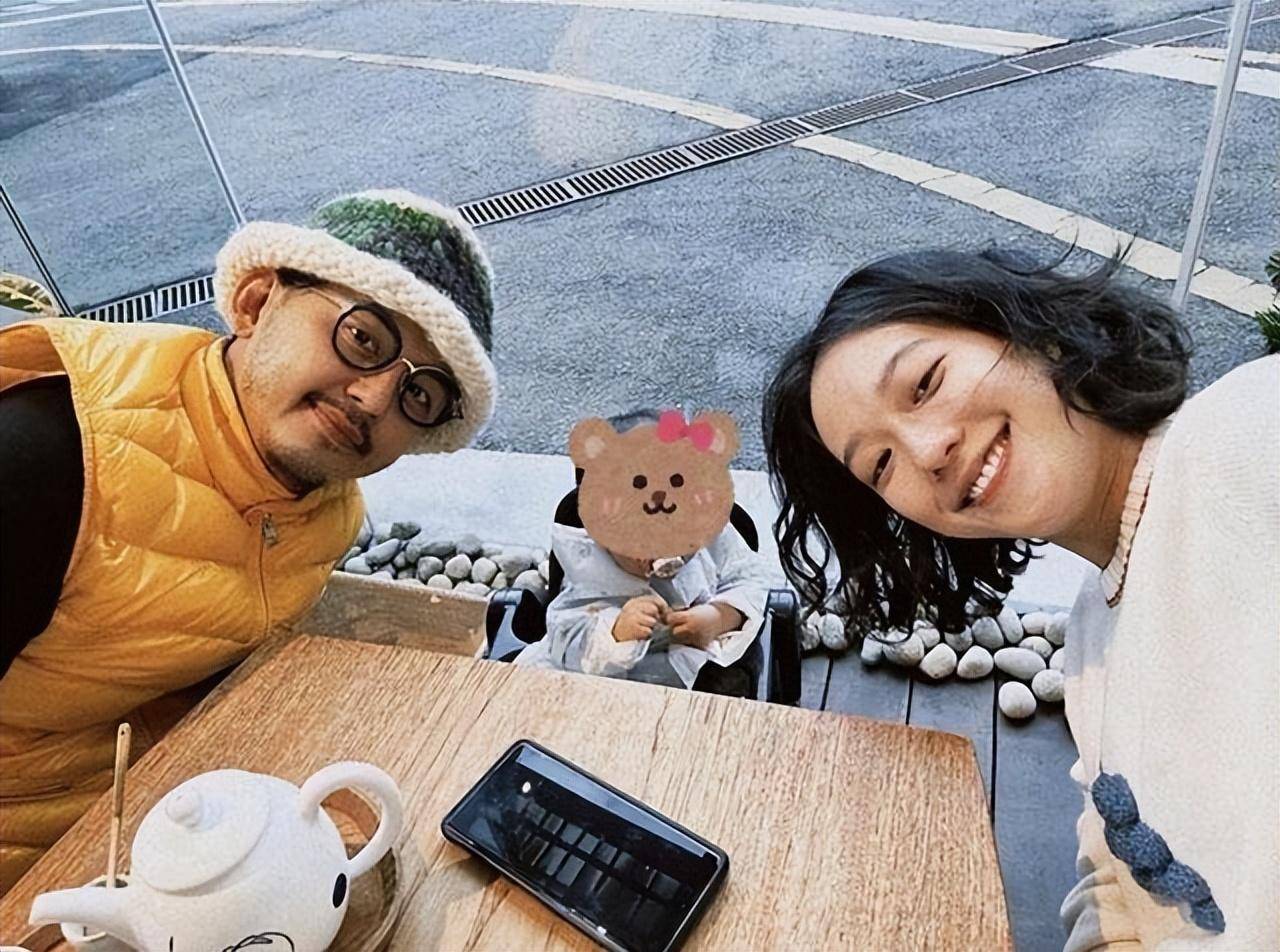 要说炎亚纶其实还是比较帅气的,找一个貌美年轻的女朋友一点都不难,真