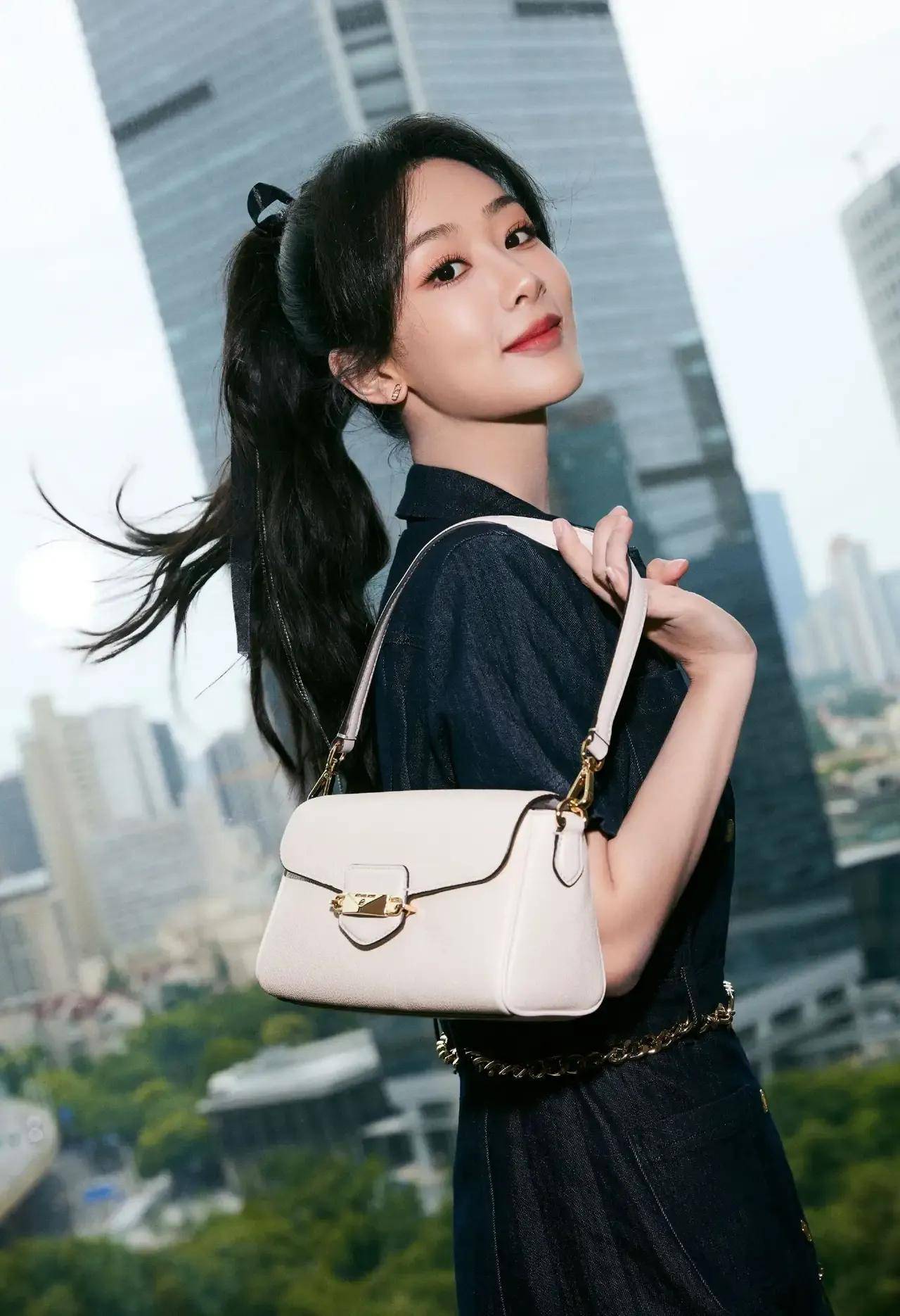 杨紫高马尾与牛仔裙造型,一秒hold住上海mk品牌活动!_时尚_气质_明星