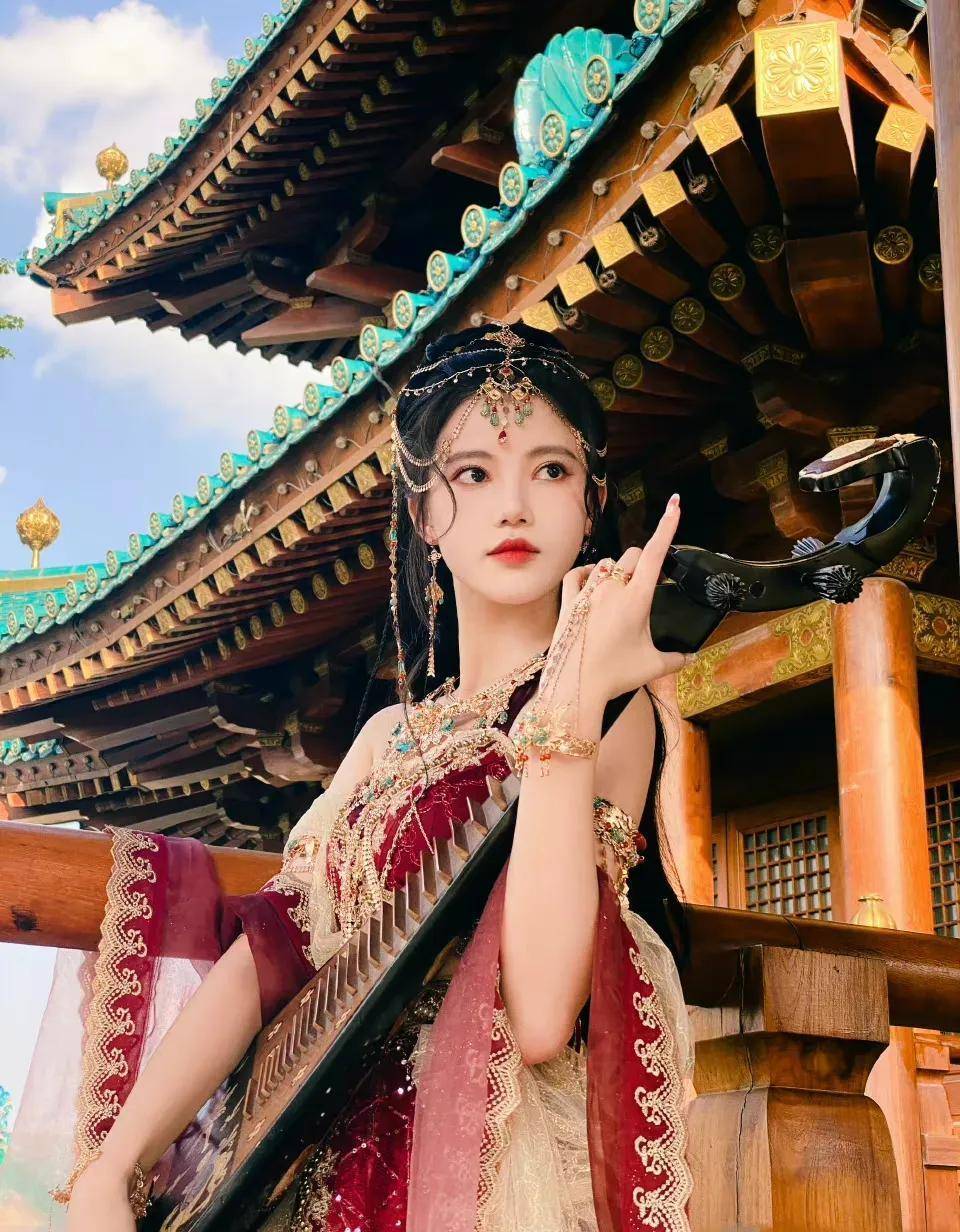 孙珍妮西域风写真,怀抱琵琶,时尚万种,时尚迷人_长月_明星_配文