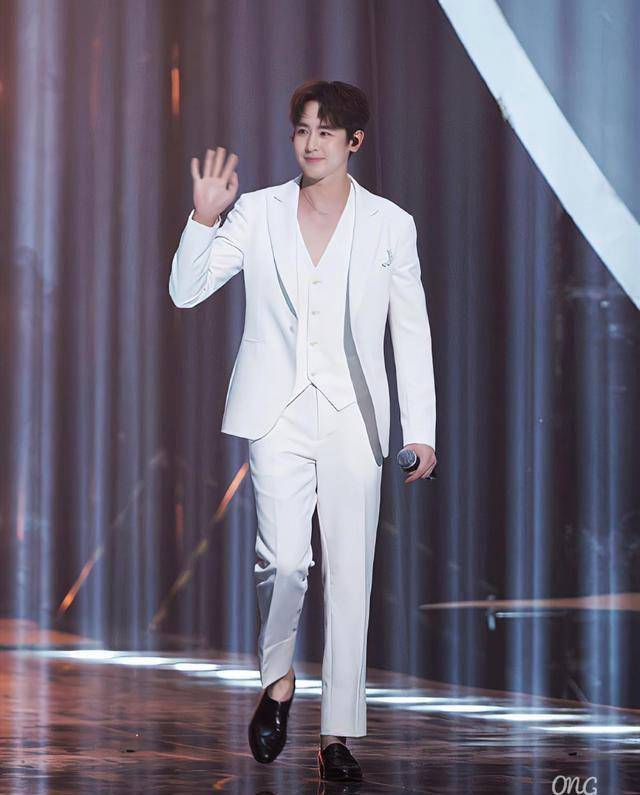 的是尼坤的中文很不错,吐字清晰发音也标准,而且唱得也非常富有感情