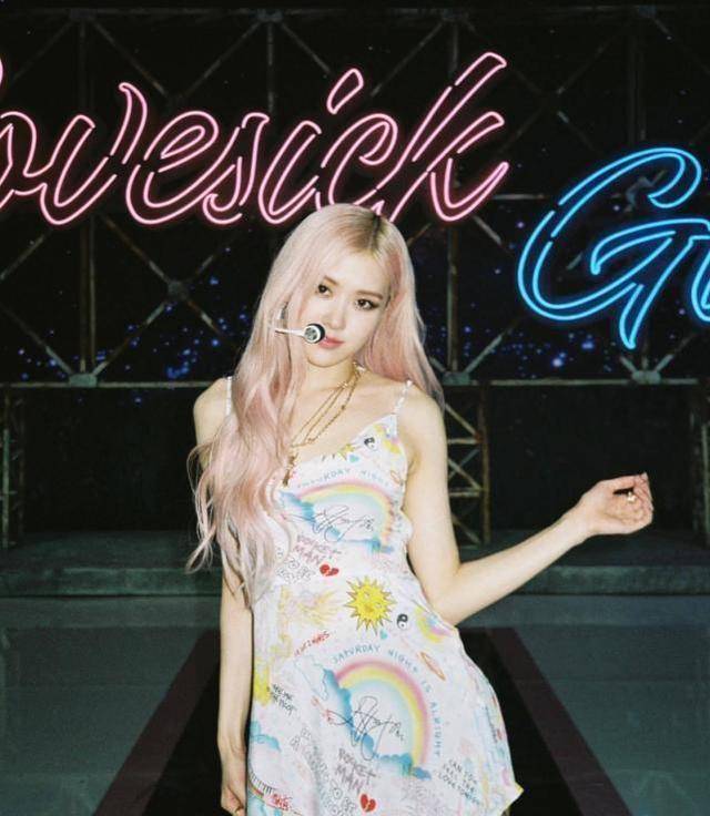 blackpink朴彩英式晒照,怼脸自拍脸颊比耶可爱,黑白泪滴妆绝美_hank