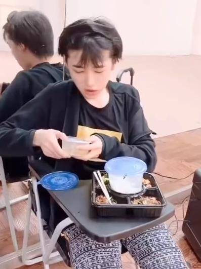 宋亚轩坐宝宝椅吃饭,发箍戴上像小孩子,对成员的备注很刚_丁程鑫_哥哥