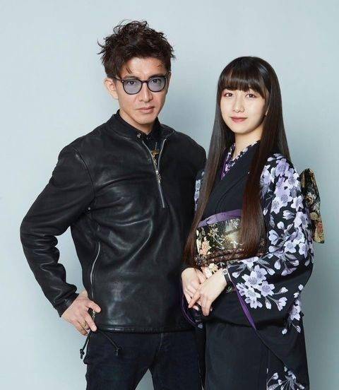 53岁的工藤静香重回红白歌会,和大女儿牵手很温暖,木村拓哉宅在家里