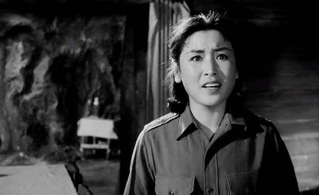 《打击侵略者》演女一号,长相漂亮,却为何似杨丽坤只演两部电影_尹