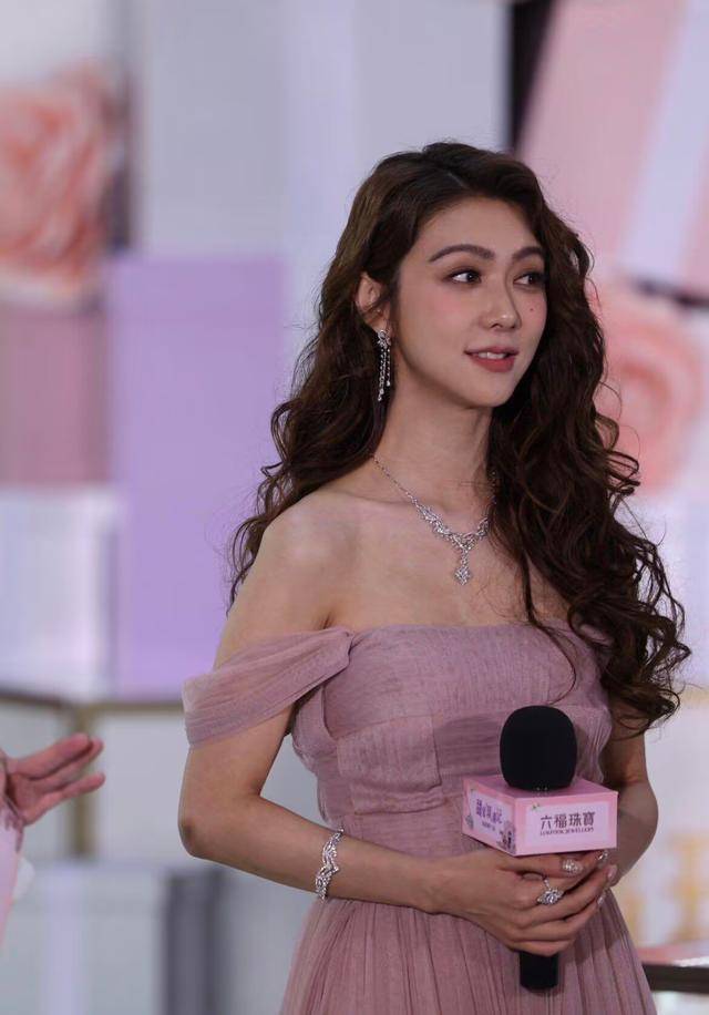 很多人看到薛凯琪的搭配都不敢相信她的真实年龄,41岁的她依旧美得跟