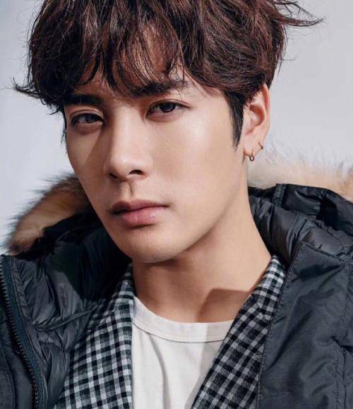 王嘉尔出席活动称喜欢饮白酒,还自曝自己喝醉会这样,太可爱了吧_嘎嘎