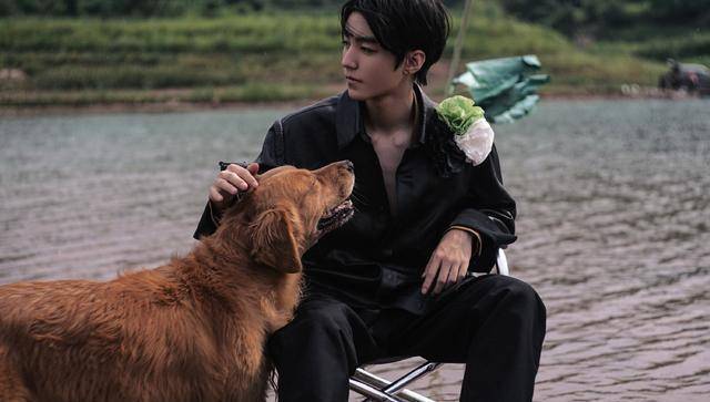 王俊凯雨中大片出炉,锁骨成亮点,漫画美男子上线_黑色_照片_衣服