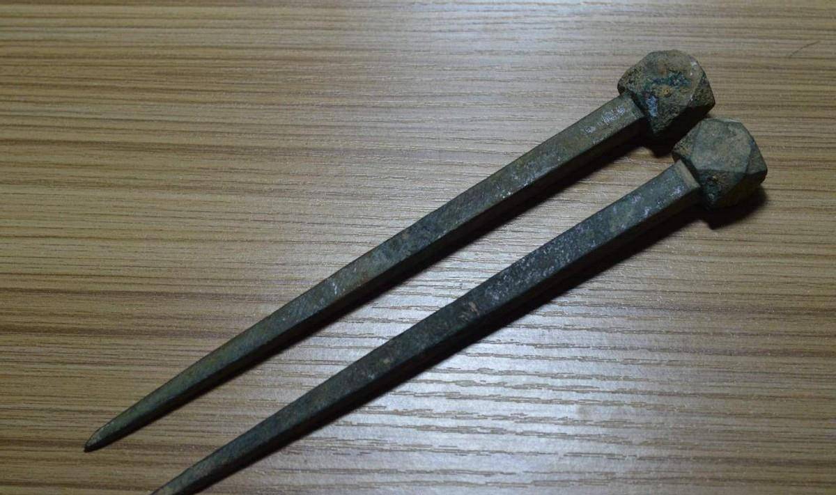 张家口荒野矗立怪楼,1999年专家进驻时,发现一根钉子暗