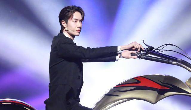 王一博给蔡徐坤表演魔术,弹纸牌动作超有范儿,大1岁却像弟弟_程度